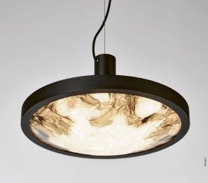 Modulární závěsné svítidlo s kouřovými skleněnými koncovkami a černou konstrukcí.