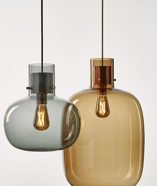 Závěsné skleněné lampy v kouřovém a jantarovém provedení s retro žárovkami.