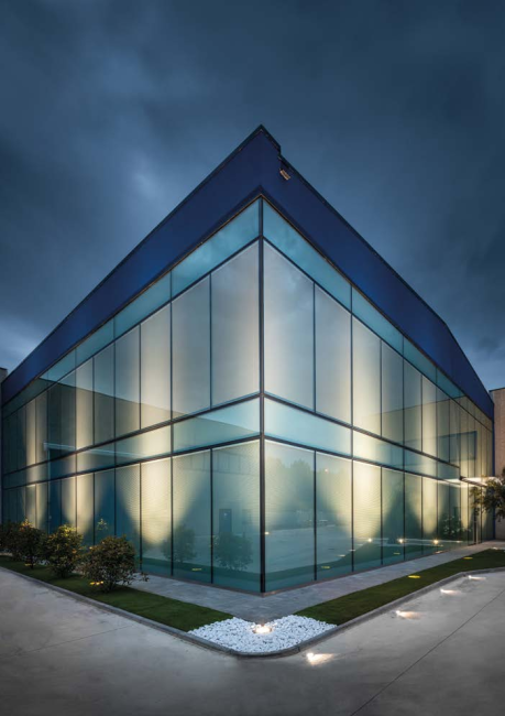 Architektonické LED osvětlení Goccia prosklené administrativní budovy s efektním nasvícením fasády.
