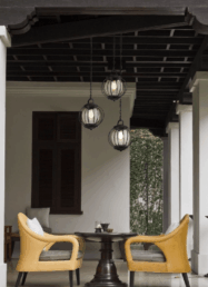 Závesné vonkajšie svietidlá Elstead Lighting nad posedením pod prístreškom