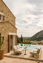 Vonkajšie sedenie MUUTO pri bazéne s výhľadom na hory.