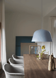 Jedálenský priestor s dizajnovou závesnou lampou MUUTO.