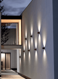 Moderné fasádne osvetlenie REDO – orientačné LED svietidlá na exteriérovej stene