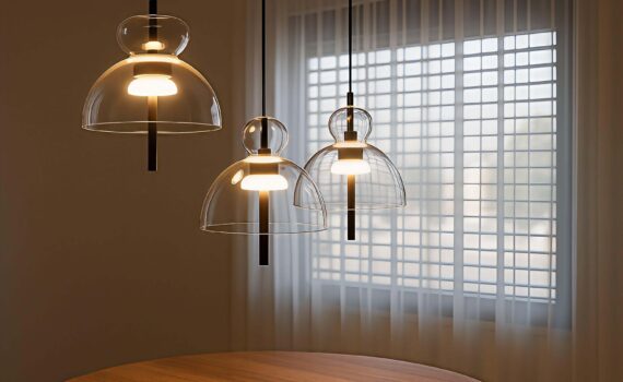 Závesné sklenené svietidlá nad jedálenským stolom v minimalistickom byte v Trnave – dizajnové osvetlenie Maytoni a Azzardo