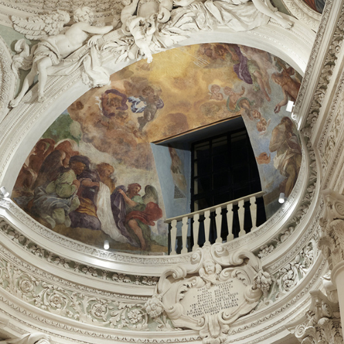 Architektonické LED bodové svietidlá inštalované na rímse kostola, ideálne pre zvýraznenie detailov architektúry. Presná optika a nastaviteľný uhol vyžarovania umožňujú efektívne nasvietenie historických prvkov.