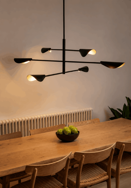 Moderný závesný luster FARO nad jedálenským stolom