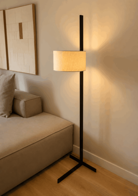 Minimalistická stojacia lampa FARO v obývacej izbe
