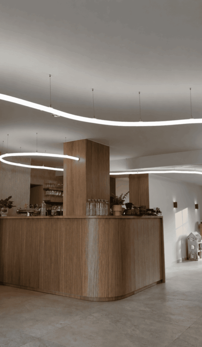 Osvetlenie baru MIESTO pomocou COLORS NNR40 LED NeonFlex